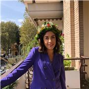 Docente di lettere impartisce lezioni per studenti di scuole di ogni ordine e grado